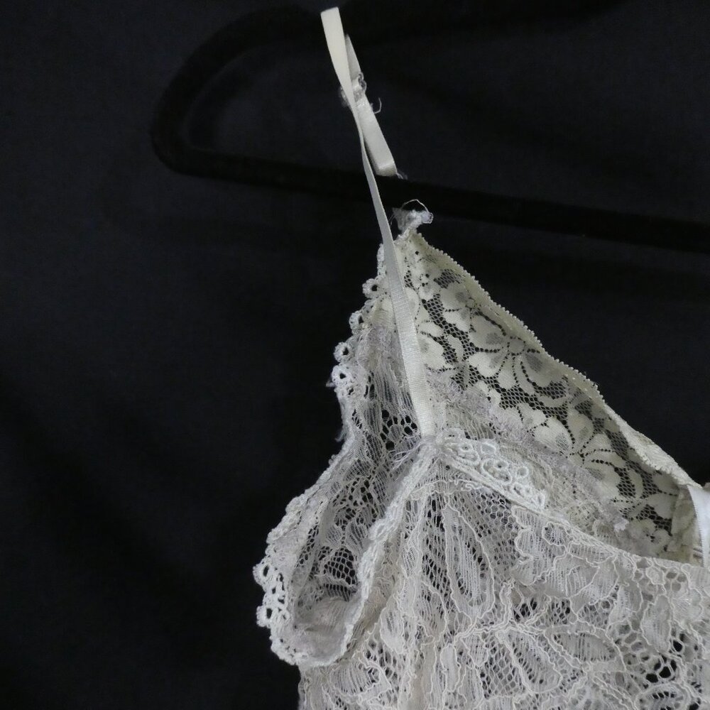 Elegant Lace V-Neck Camisole Top With 3 Button Front Detail P2P 13.5 inches - Picture 9 of 16
